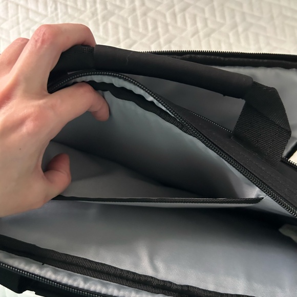 New Case Logic 17.3" Laptop and Tablet Case Black - Picture 5 of 5